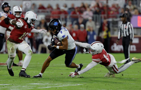 No. 15 Kentucky rallies to beat Oklahoma 21-13 and move into a tie for the SEC lead